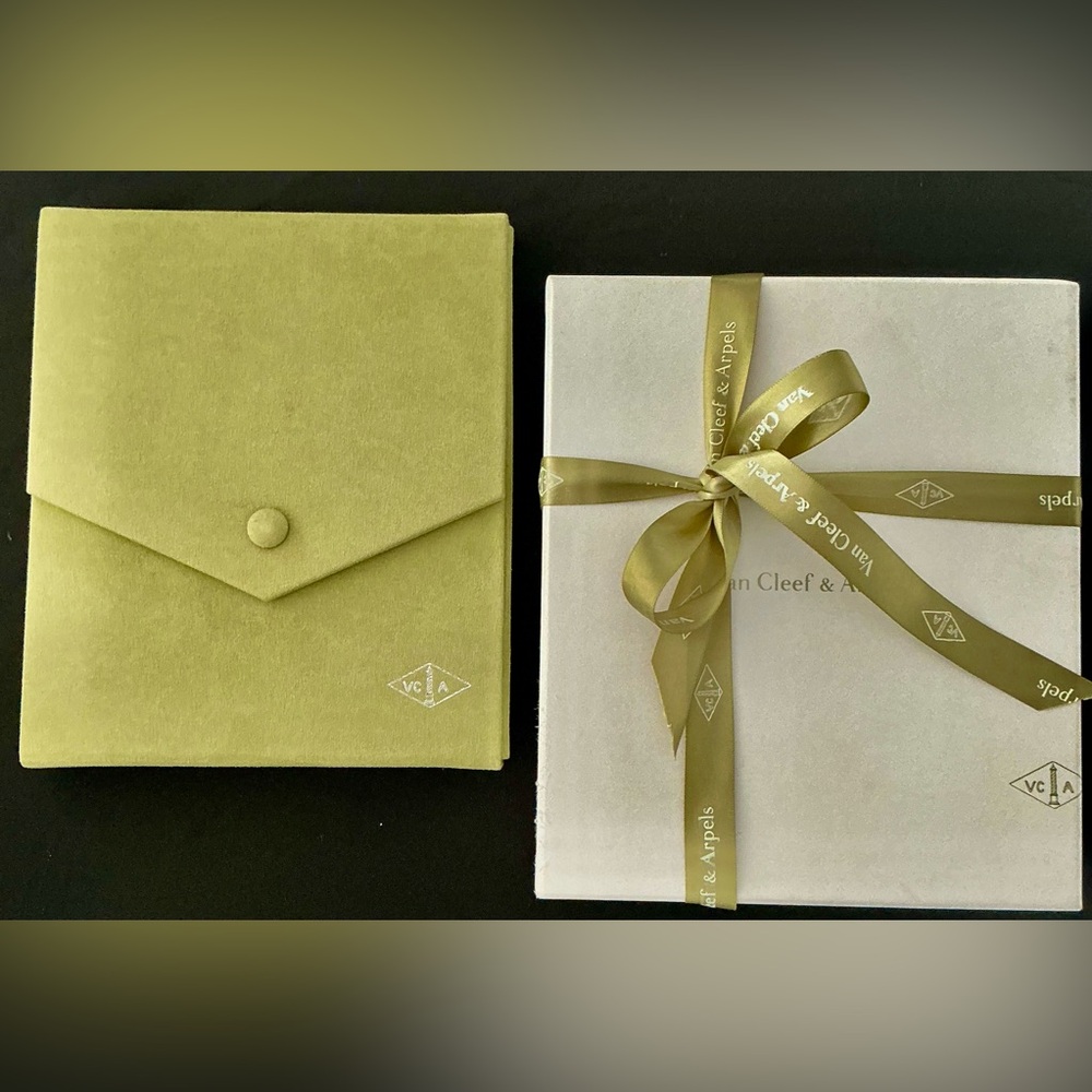 🔥 NEW Authentic Van Cleef & Arpels White Box, Green Suede Protector Box & Ribbon